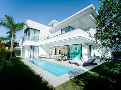 Villa Pareada en venta en Rio Verde Playa, Marbella Golden Mile