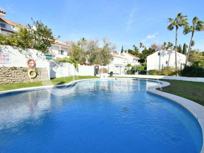 Town House for sale in El Capricho, Marbella Golden Mile