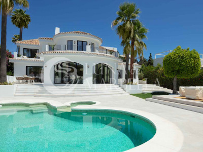 Villa for sale in Nueva Andalucia