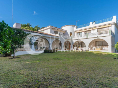 Villa en venta en Huerta Belón, Marbella