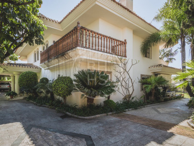 Villa en venta en Xarblanca, Marbella