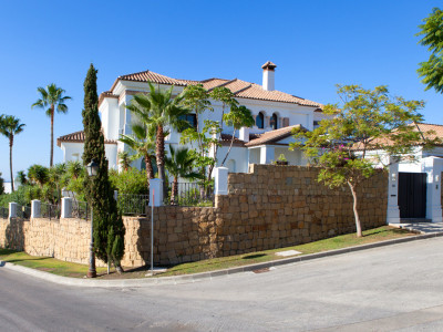 Villa for sale in Los Flamingos Golf, Benahavis