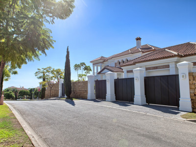 Villa for sale in Los Flamingos Golf, Benahavis