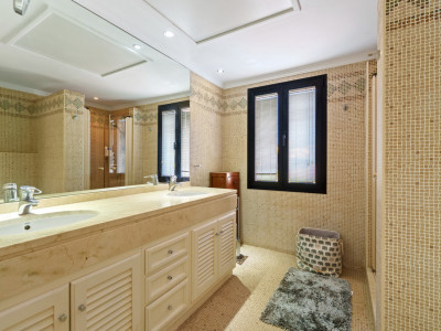 Villa for sale in Benahavis