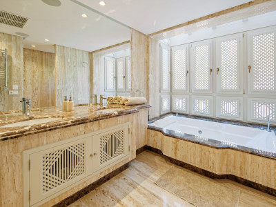 Zweistöckiges Penthouse zum Verkauf in Marbella Ost