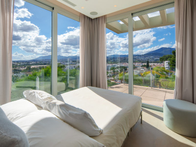 Villa for sale in Nueva Andalucia
