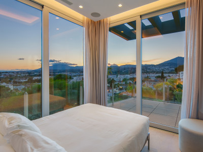 Villa for sale in Nueva Andalucia