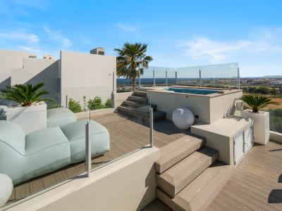 Villa for sale in Nueva Andalucia