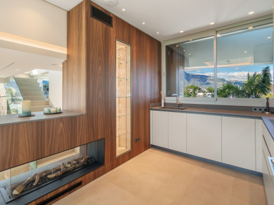Villa for sale in Nueva Andalucia