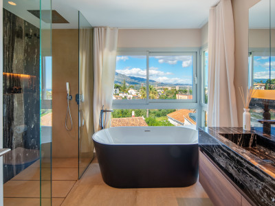 Villa for sale in Nueva Andalucia