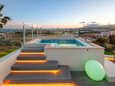Villa for sale in Nueva Andalucia