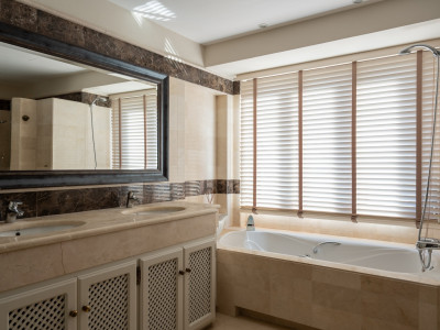 Villa for sale in El Rosario, Marbella East