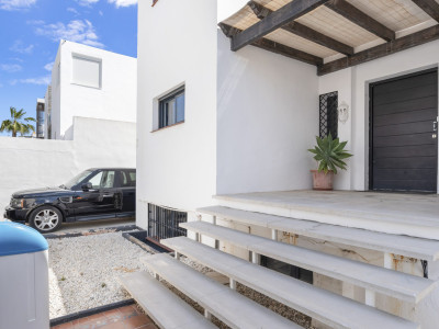 Villa for sale in Nueva Andalucia