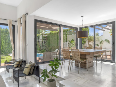 Villa for sale in Nueva Andalucia