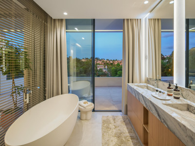 Villa zum Verkauf in El Campanario, Estepona