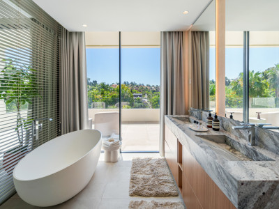 Villa zum Verkauf in El Campanario, Estepona