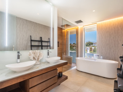 Villa zum Verkauf in El Campanario, Estepona