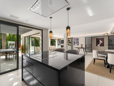 Villa for sale in Nueva Andalucia