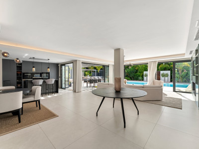 Villa for sale in Nueva Andalucia