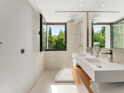 Villa for sale in Nueva Andalucia