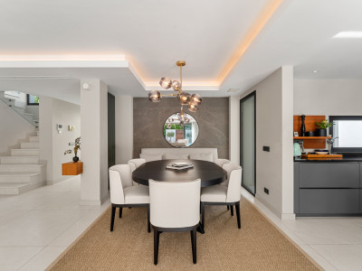 Villa for sale in Nueva Andalucia