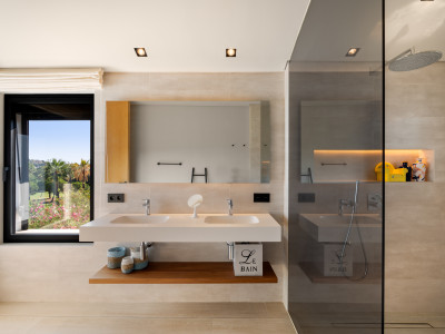 Villa zum Verkauf in Los Naranjos, Nueva Andalucia
