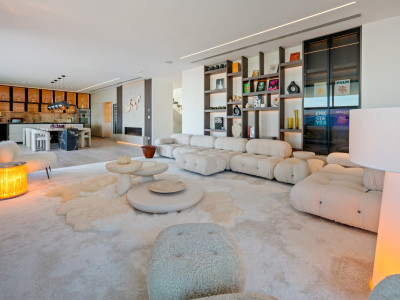 Villa for sale in El Herrojo, Benahavis