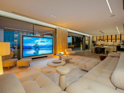Villa for sale in El Herrojo, Benahavis
