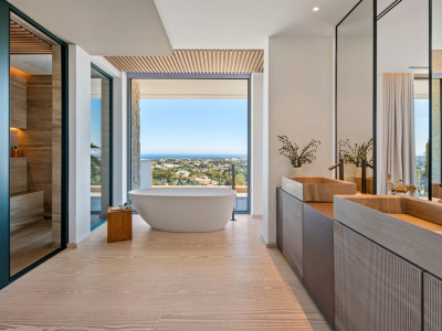 Villa for sale in El Herrojo, Benahavis