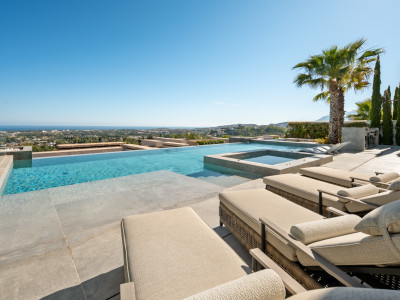 Villa for sale in El Herrojo, Benahavis