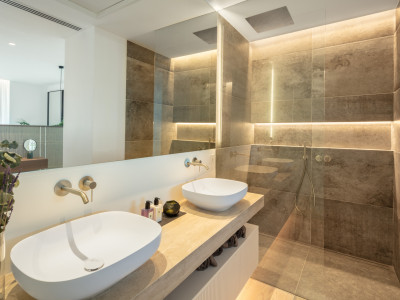 Villa for sale in El Herrojo, Benahavis