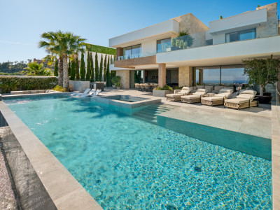 Villa for sale in El Herrojo, Benahavis