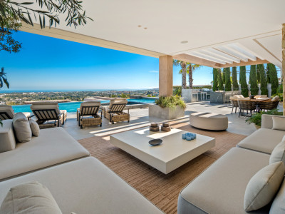 Villa for sale in El Herrojo, Benahavis