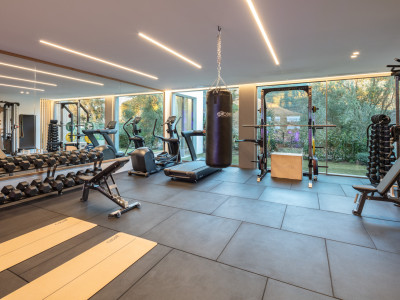 Villa for sale in El Herrojo, Benahavis