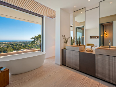 Villa for sale in El Herrojo, Benahavis