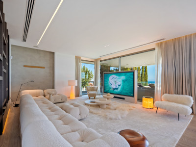 Villa for sale in El Herrojo, Benahavis