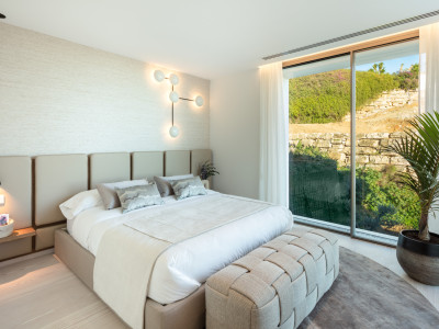 Villa for sale in El Herrojo, Benahavis