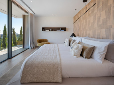 Villa for sale in El Herrojo, Benahavis