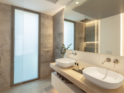 Villa for sale in El Herrojo, Benahavis