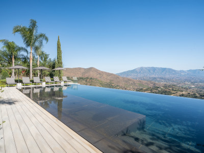 Villa for sale in La Mairena, Marbella East