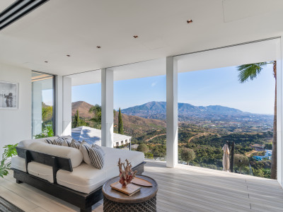 Villa for sale in La Mairena, Marbella East