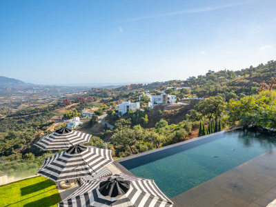 Villa for sale in La Mairena, Marbella East
