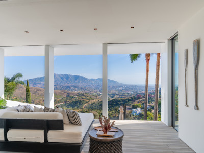 Villa for sale in La Mairena, Marbella East