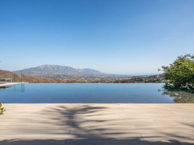 Villa for sale in La Mairena, Marbella East