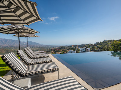 Villa for sale in La Mairena, Marbella East