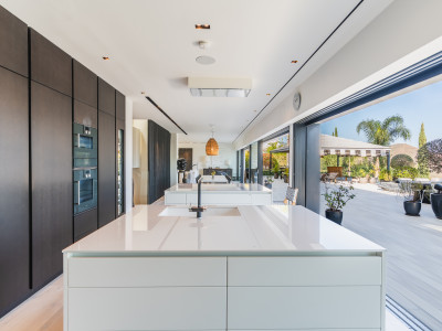 Villa for sale in La Mairena, Marbella East