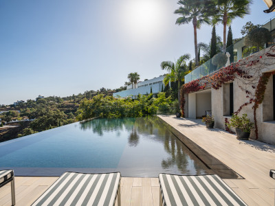 Villa for sale in La Mairena, Marbella East