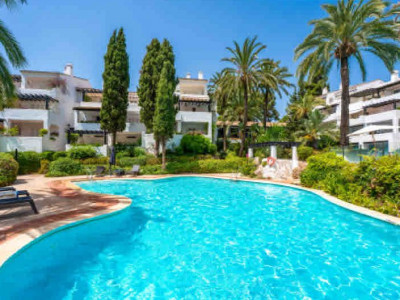 Апартамент на нижнем этаже в продаже в Puente Romano II, Золотая Миля