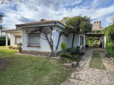 Villa en venta en El Paraiso, Estepona