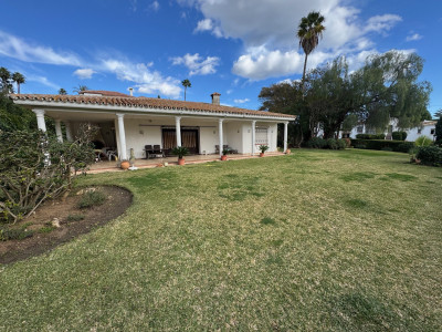 Villa en venta en El Paraiso, Estepona